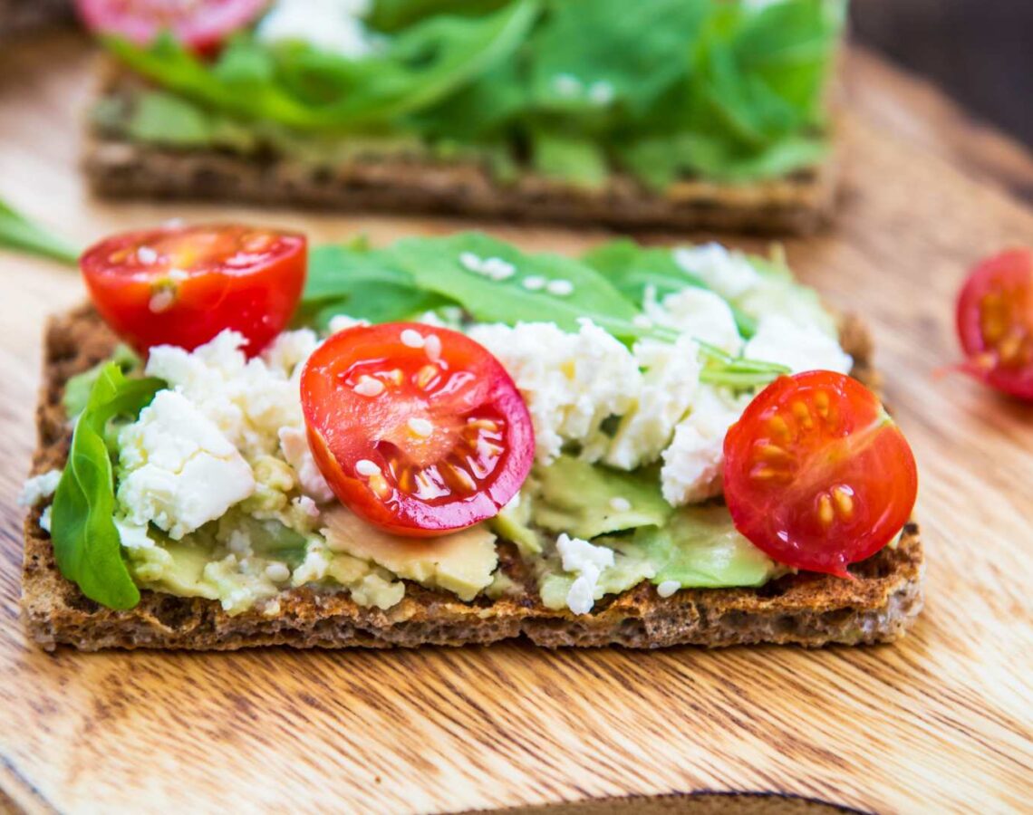 Wholegrain cracker with sliced cherry tomatoes and goats cheese