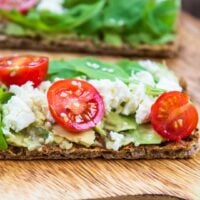 Wholegrain cracker with sliced cherry tomatoes and goats cheese