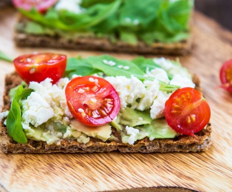Wholegrain cracker with sliced cherry tomatoes and goats cheese