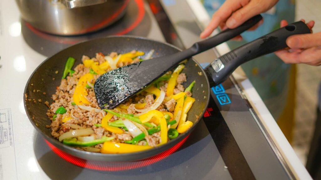 Stir frying capsicum and mince meat in a fry pan