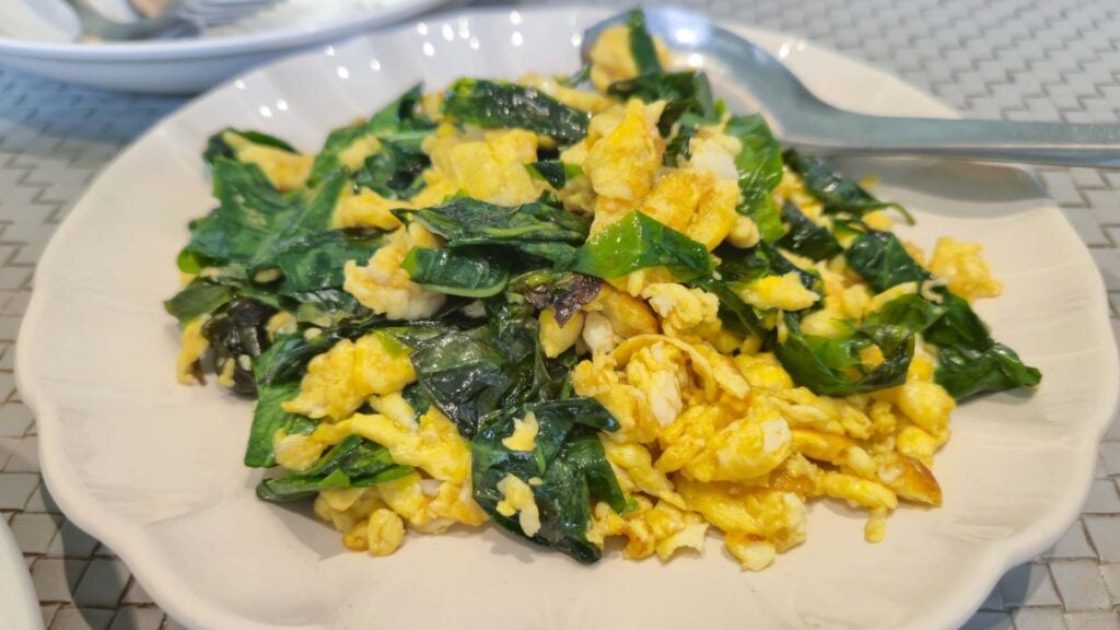 Scrambled eggs with spinach