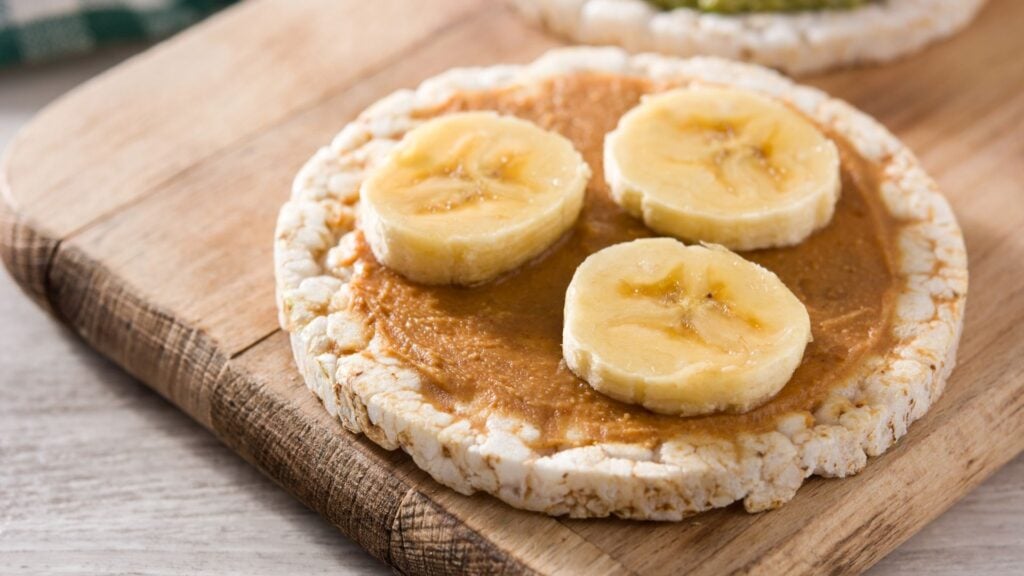 Corn thin spread with peanut butter and topped with sliced banana