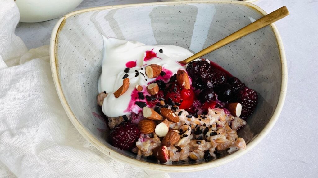 Healthy snack of yoghurt, oats and berries in a bowl