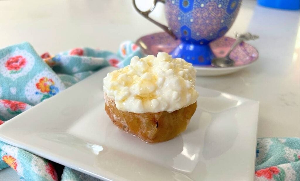 Baked apple with cottage cheese and honey